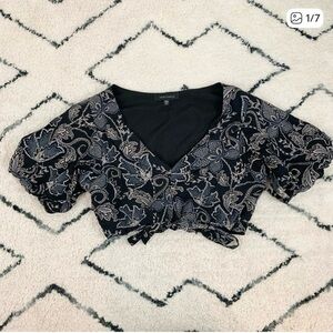 ✨5 FOR $25✨  Sanctuary black paisley floral crop top